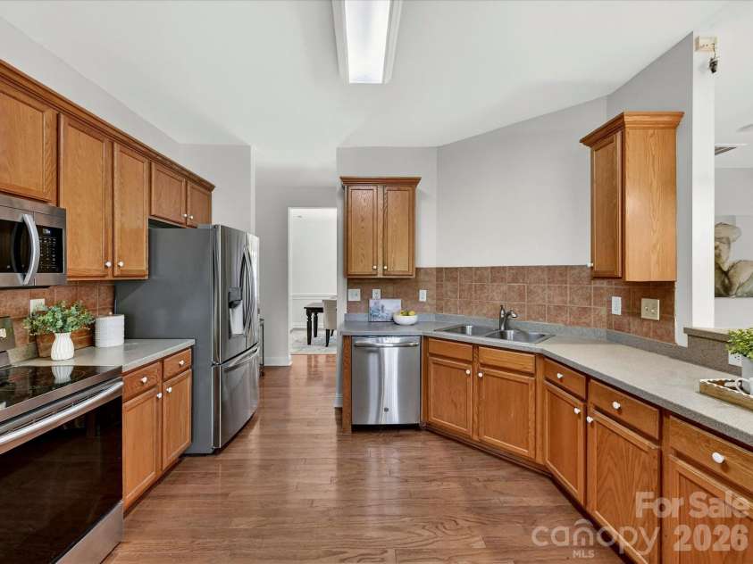 10507 Glenmeade Road, Cornelius, NC 28031.  MLS# CAR4391607, YatesRealty ID 30154. Spacious kitchen offers abundant cabinetry, expansive hard surface counters, stainless steel appliances, pantry and a seamless connection to the breakfast area and main living spaces.