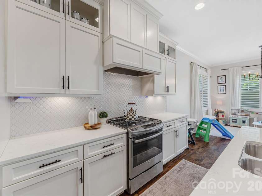 3430 Cosby Place, Charlotte, NC 28205.  MLS# CAR4389964, YatesRealty ID 30155. Gas cooktop