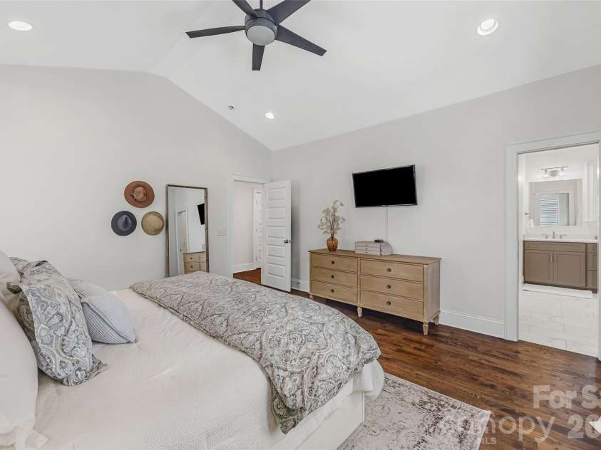 3430 Cosby Place, Charlotte, NC 28205.  MLS# CAR4389964, YatesRealty ID 30155. Vaulted Ceiling