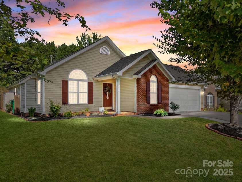 6019 Patricia Ryan Drive, Charlotte, NC 28216.  MLS# CAR4281594, YatesRealty ID 30156. 