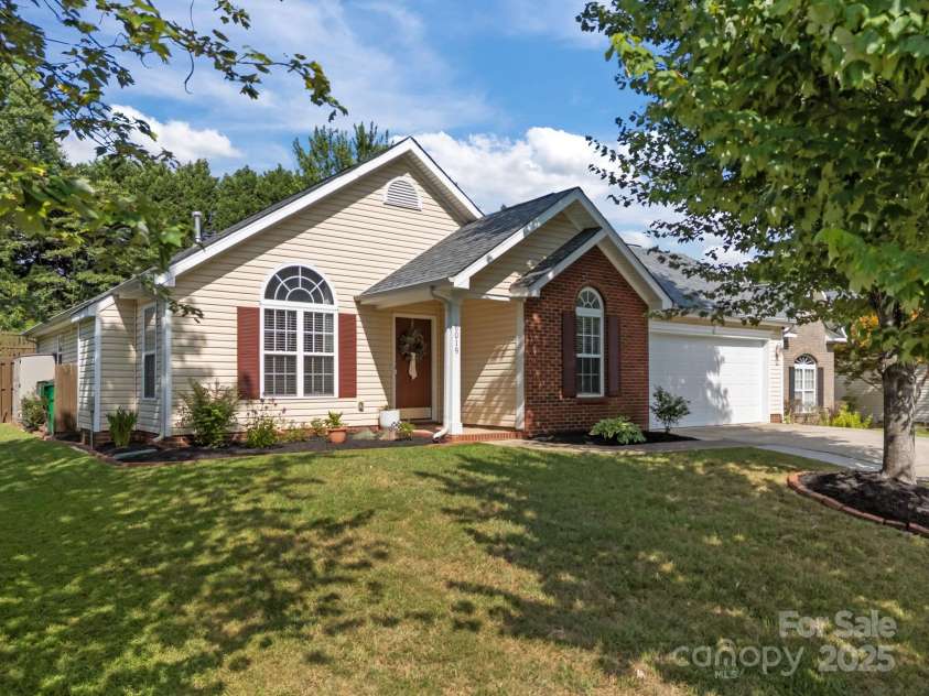 6019 Patricia Ryan Drive, Charlotte, NC 28216.  MLS# CAR4281594, YatesRealty ID 30156. 