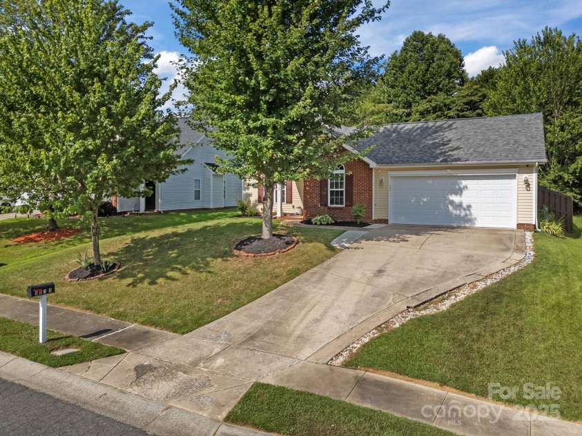 6019 Patricia Ryan Drive, Charlotte, NC 28216.  MLS# CAR4281594, YatesRealty ID 30156. 