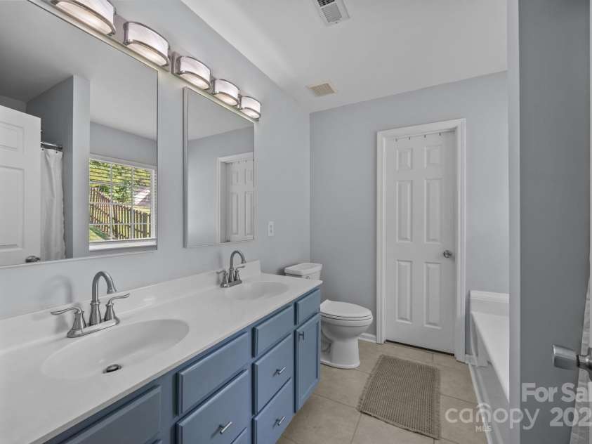 6019 Patricia Ryan Drive, Charlotte, NC 28216.  MLS# CAR4281594, YatesRealty ID 30156. 
