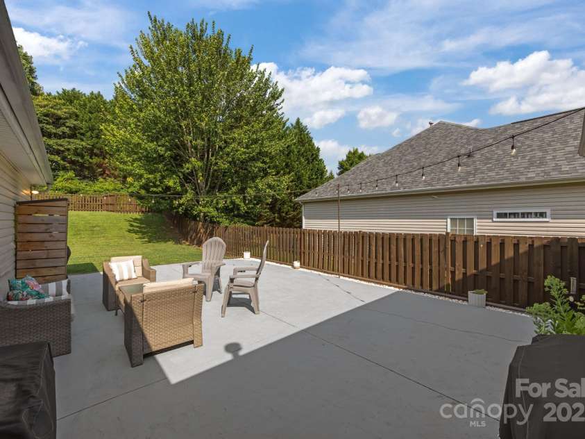 6019 Patricia Ryan Drive, Charlotte, NC 28216.  MLS# CAR4281594, YatesRealty ID 30156. 
