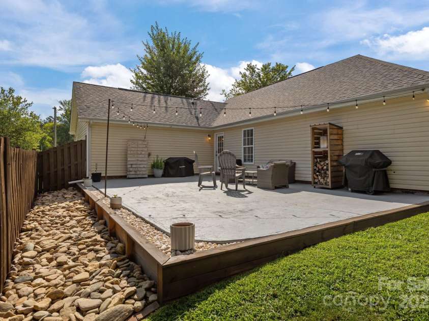 6019 Patricia Ryan Drive, Charlotte, NC 28216.  MLS# CAR4281594, YatesRealty ID 30156. 