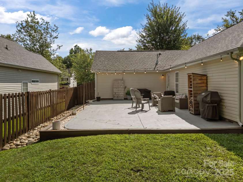6019 Patricia Ryan Drive, Charlotte, NC 28216.  MLS# CAR4281594, YatesRealty ID 30156. 
