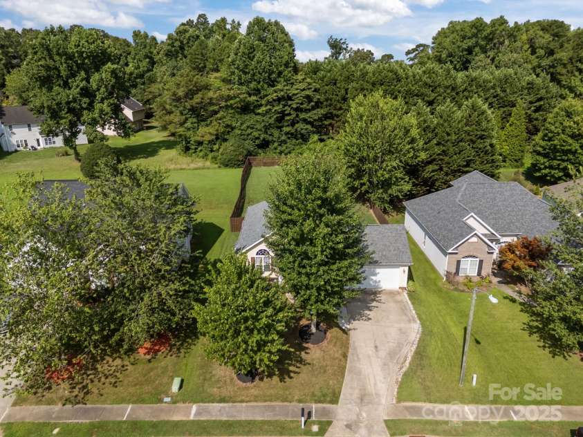 6019 Patricia Ryan Drive, Charlotte, NC 28216.  MLS# CAR4281594, YatesRealty ID 30156. 