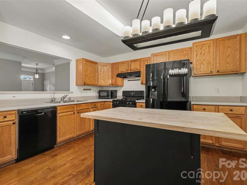 644 Sunset Point Drive, Rock Hill, SC 29732.  MLS# CAR4392650, YatesRealty ID 30156. Plenty of counterspace in the kitchen