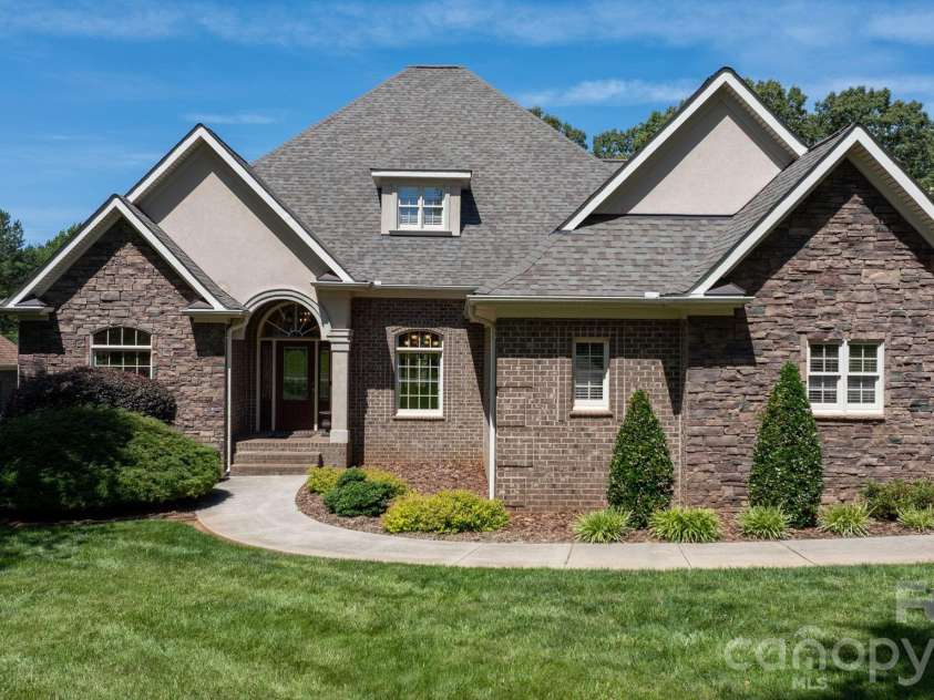 1055 Catawba Greens Drive, Newton, NC 28658.  MLS# CAR4384886, YatesRealty ID 30157. 