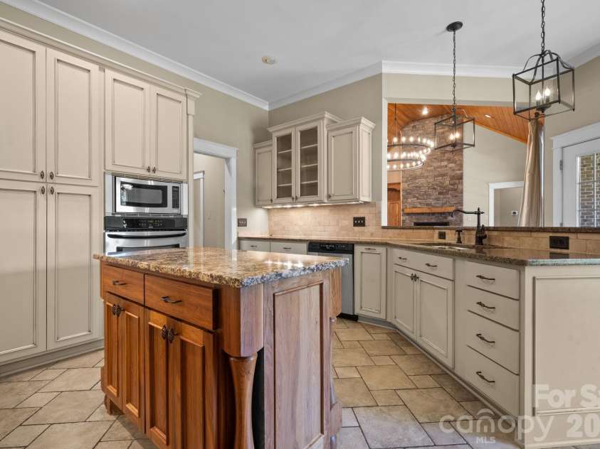 1055 Catawba Greens Drive, Newton, NC 28658.  MLS# CAR4384886, YatesRealty ID 30157. 