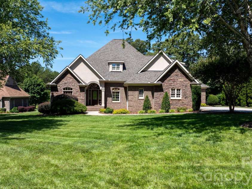 1055 Catawba Greens Drive, Newton, NC 28658.  MLS# CAR4384886, YatesRealty ID 30157. 