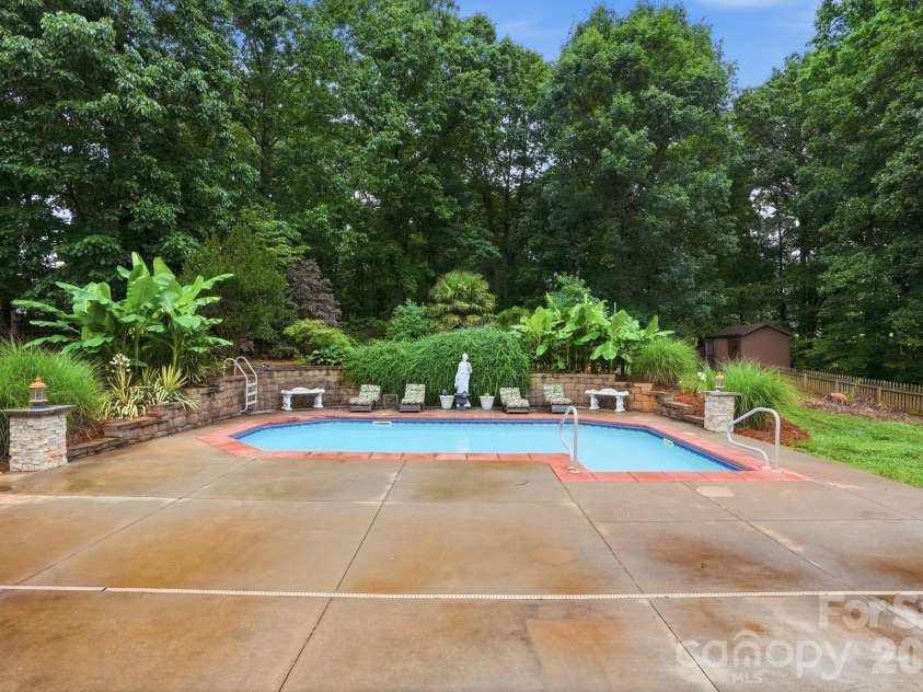1099 Curve View Road, Lincolnton, NC 28092.  MLS# CAR4389722, YatesRealty ID 30158. 