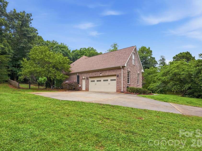 1099 Curve View Road, Lincolnton, NC 28092.  MLS# CAR4389722, YatesRealty ID 30158. 