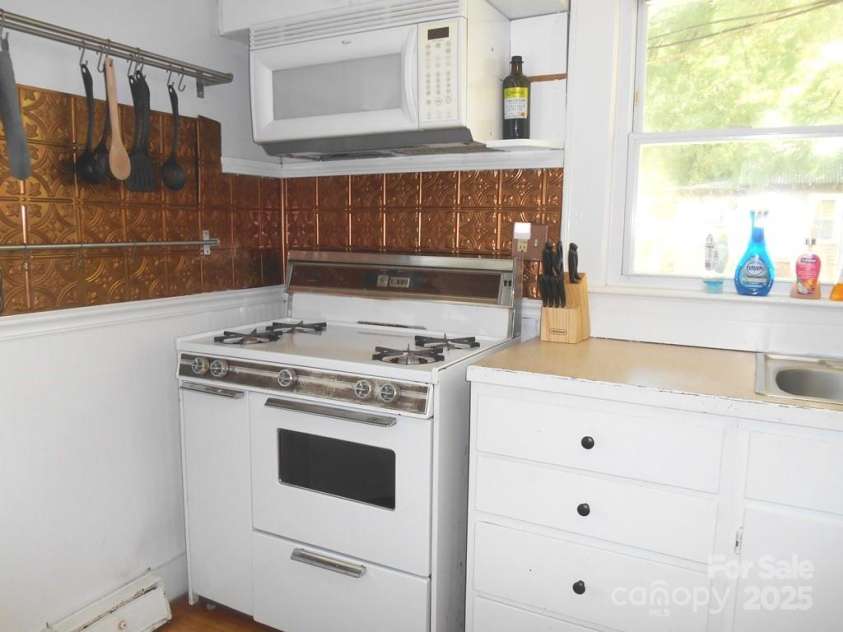 214 H Street, Statesville, NC 28677.  MLS# CAR4282528, YatesRealty ID 30158. Gas Range