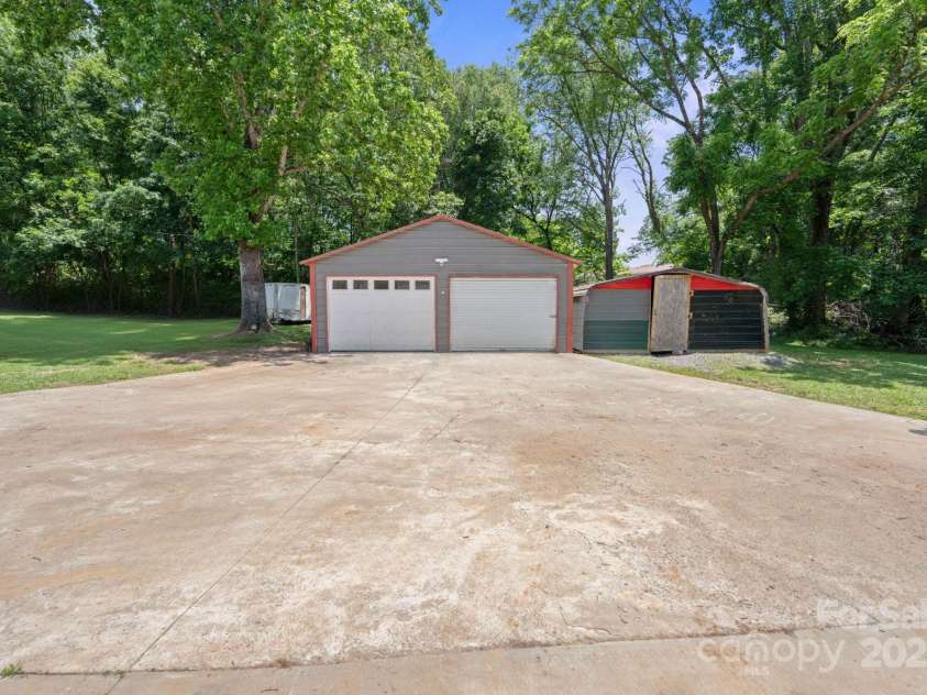 2011 Hampton Heights Street, Lenoir, NC 28645.  MLS# CAR4267552, YatesRealty ID 30159. 24'x40' Detached Insulated Metal Building