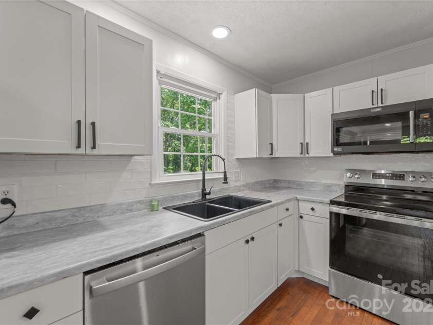 2011 Hampton Heights Street, Lenoir, NC 28645.  MLS# CAR4267552, YatesRealty ID 30159. 