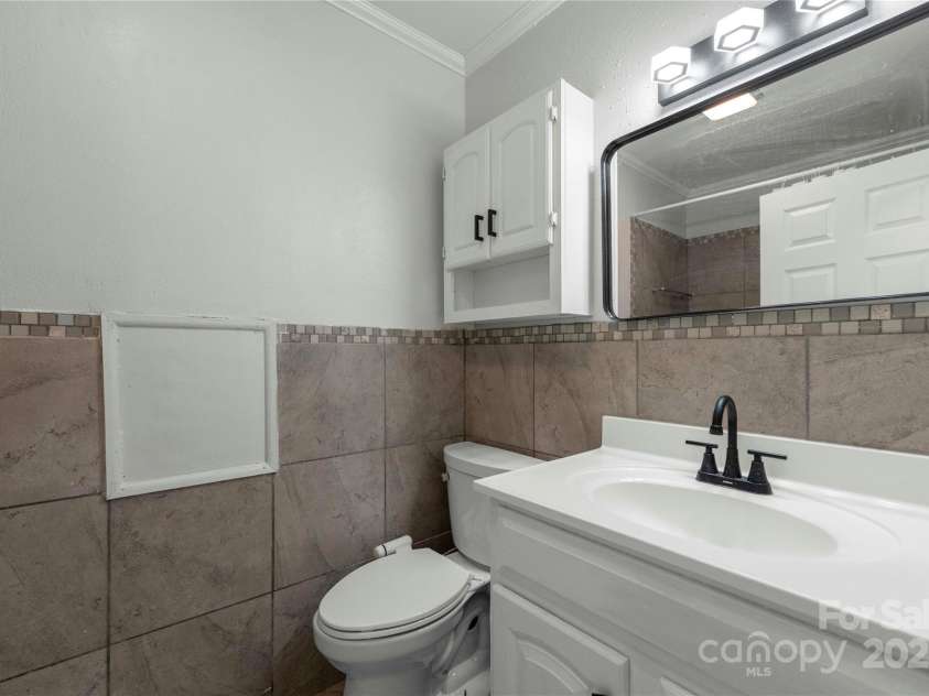 2011 Hampton Heights Street, Lenoir, NC 28645.  MLS# CAR4267552, YatesRealty ID 30159. 