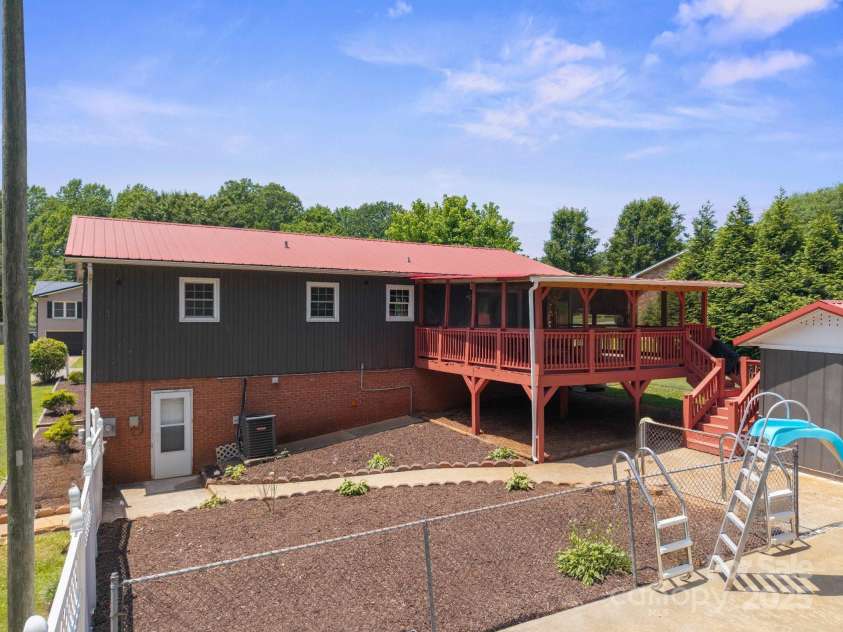 2011 Hampton Heights Street, Lenoir, NC 28645.  MLS# CAR4267552, YatesRealty ID 30159. 