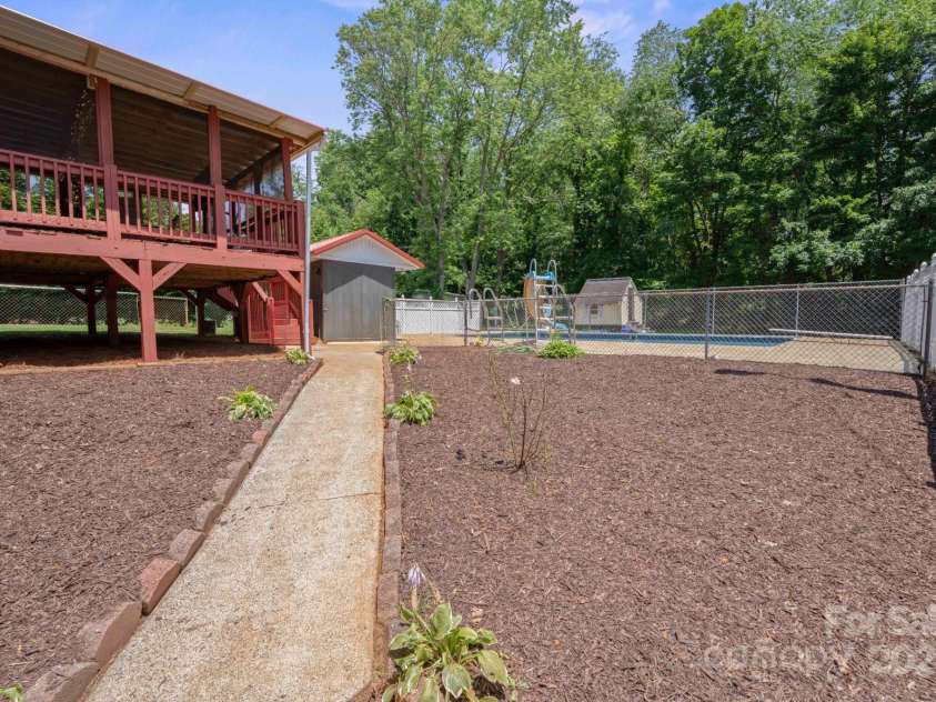 2011 Hampton Heights Street, Lenoir, NC 28645.  MLS# CAR4267552, YatesRealty ID 30159. 