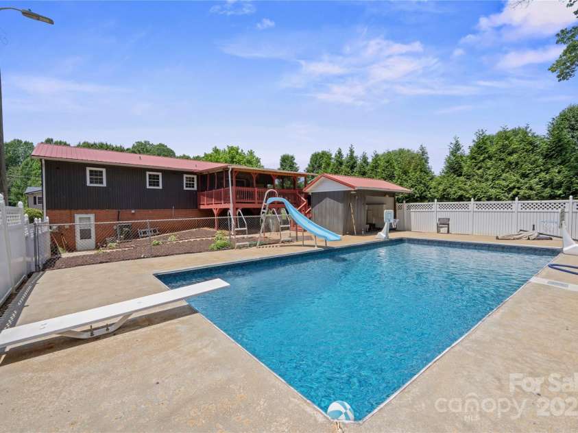 2011 Hampton Heights Street, Lenoir, NC 28645.  MLS# CAR4267552, YatesRealty ID 30159. 