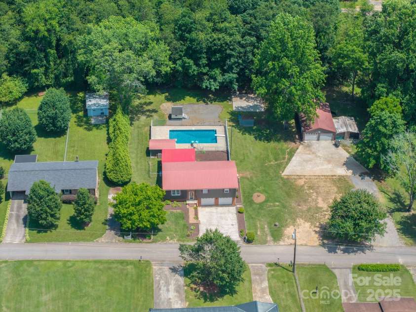 2011 Hampton Heights Street, Lenoir, NC 28645.  MLS# CAR4267552, YatesRealty ID 30159. 