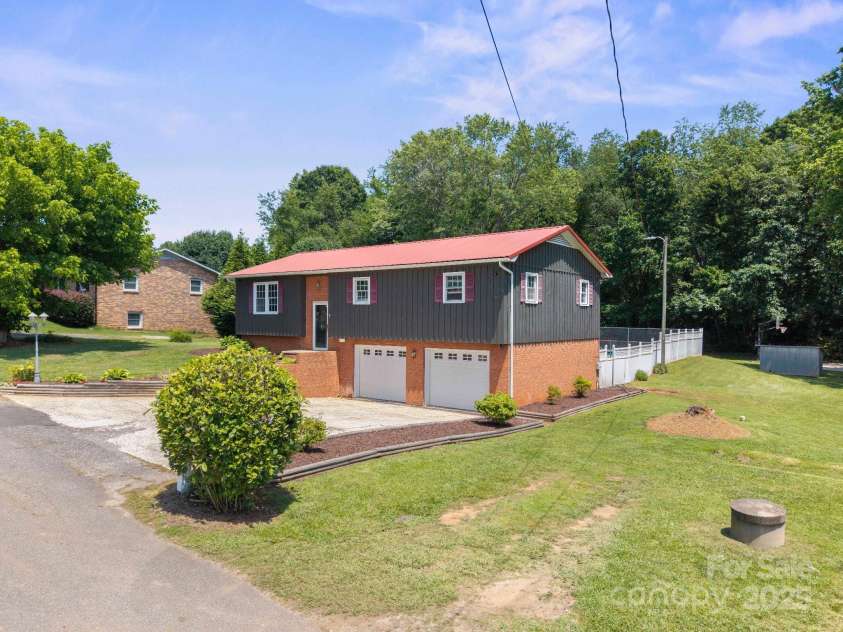 2011 Hampton Heights Street, Lenoir, NC 28645.  MLS# CAR4267552, YatesRealty ID 30159. 