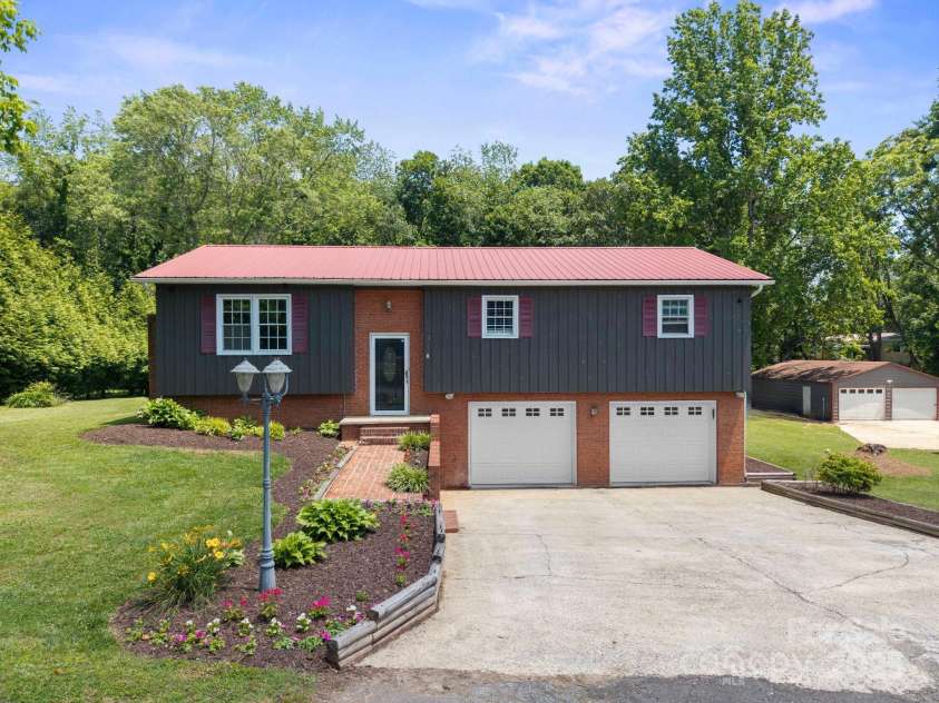 2011 Hampton Heights Street, Lenoir, NC 28645.  MLS# CAR4267552, YatesRealty ID 30159. 