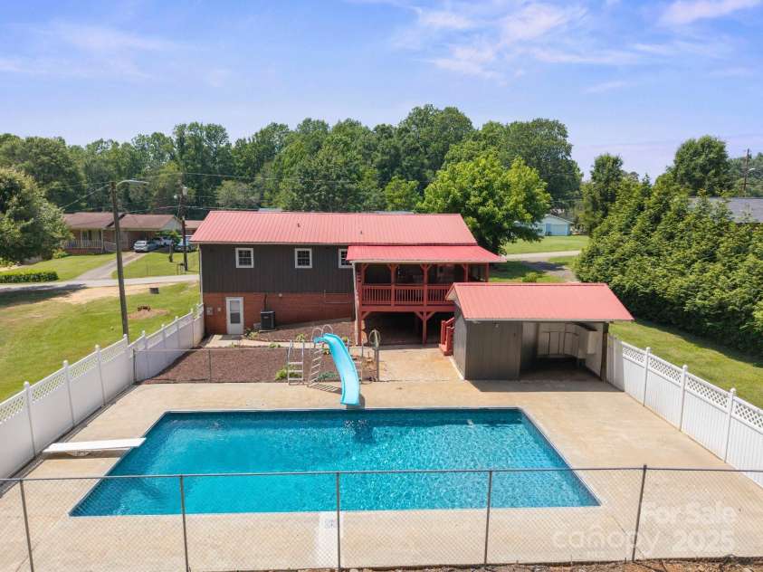 2011 Hampton Heights Street, Lenoir, NC 28645.  MLS# CAR4267552, YatesRealty ID 30159. 