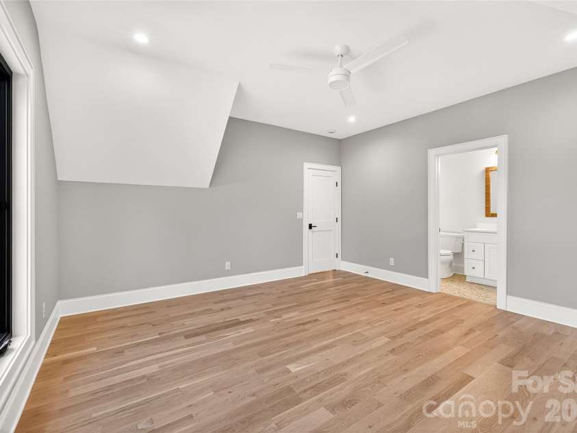1316 Holmes Drive, Charlotte, NC 28209.  MLS# CAR4338664, YatesRealty ID 3016. 3rd Bedroom on Upper Level. Gray walls, beautiful floors, lighting, In-suite bath, walk-in closet. 