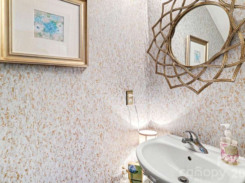 11184 Saintsbury Place, Charlotte, NC 28270.  MLS# CAR4359554, YatesRealty ID 30161. Half bath