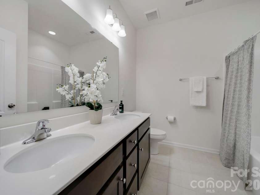 637 Amber Meadows Way, Tega Cay, SC 29708.  MLS# CAR4383765, YatesRealty ID 30162. Hall Bathroom