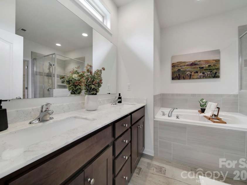 637 Amber Meadows Way, Tega Cay, SC 29708.  MLS# CAR4383765, YatesRealty ID 30162. Primary Bath