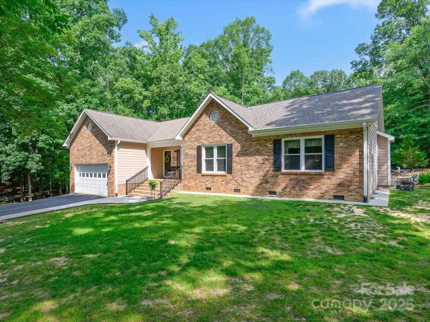 7300 Bailywick Drive, Waxhaw, NC 28173.  MLS# CAR4266190, YatesRealty ID 30163. 