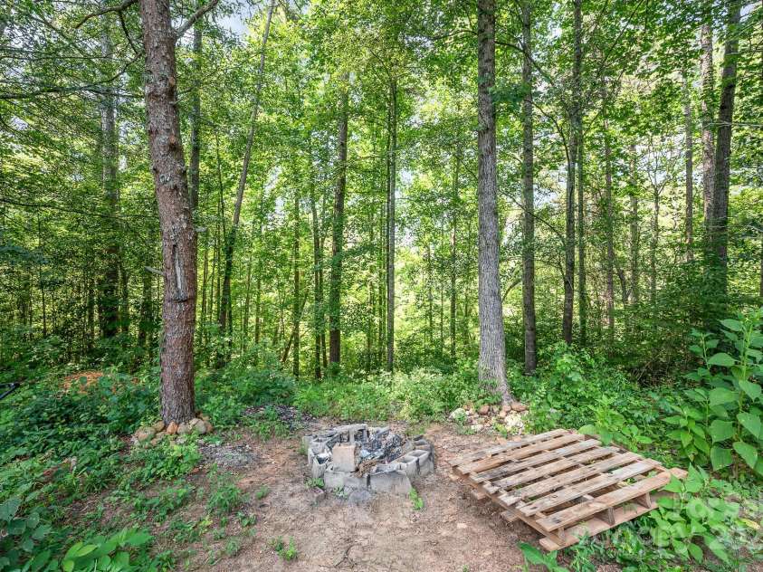 160 Slate Drive, Statesville, NC 28625.  MLS# CAR4274066, YatesRealty ID 30167. Backyard that backs up to the river