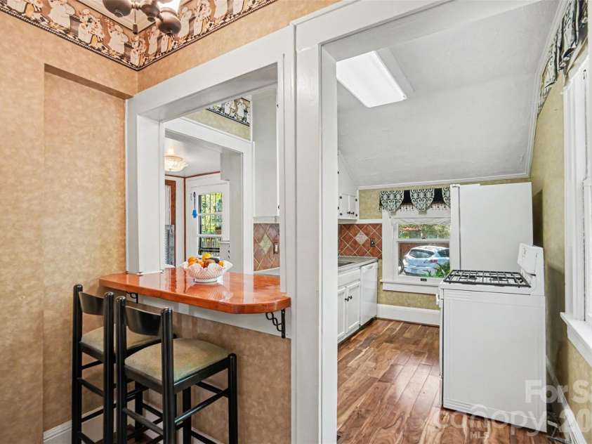 415 5th Avenue, Gastonia, NC 28052.  MLS# CAR4374559, YatesRealty ID 30167. Breakfast Bar