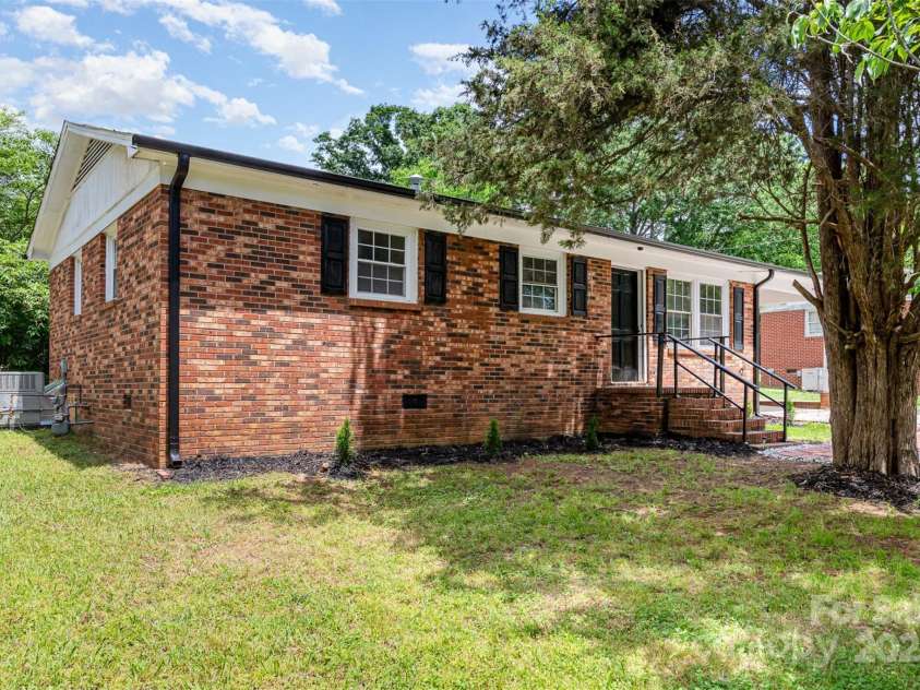 16 Green Street, York, SC 29745.  MLS# CAR4258340, YatesRealty ID 30170. 
