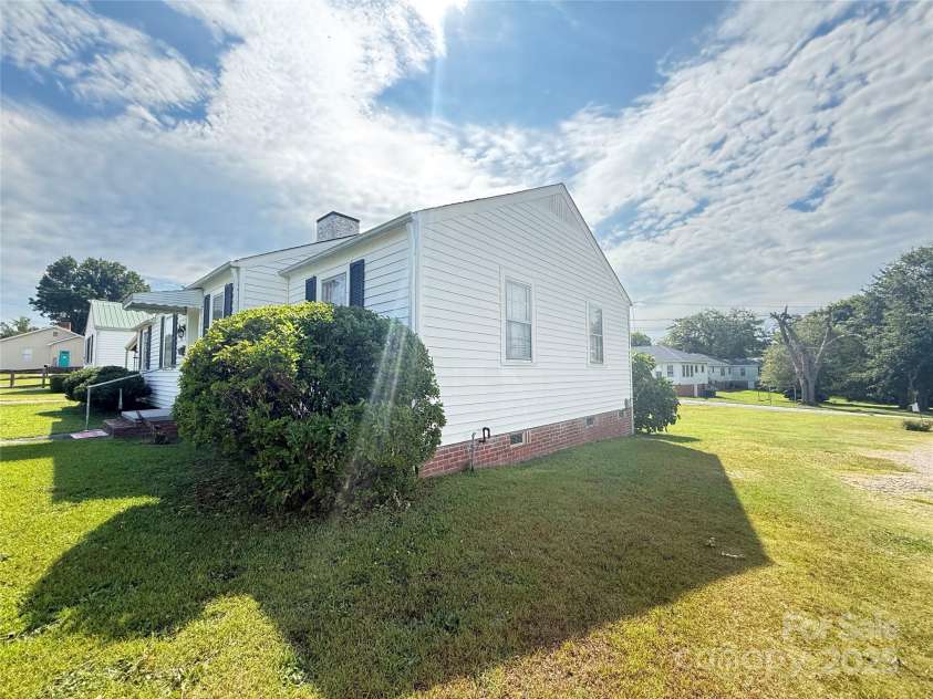 3 Underwood Avenue, Great Falls, SC 29055.  MLS# CAR4286398, YatesRealty ID 30171. 