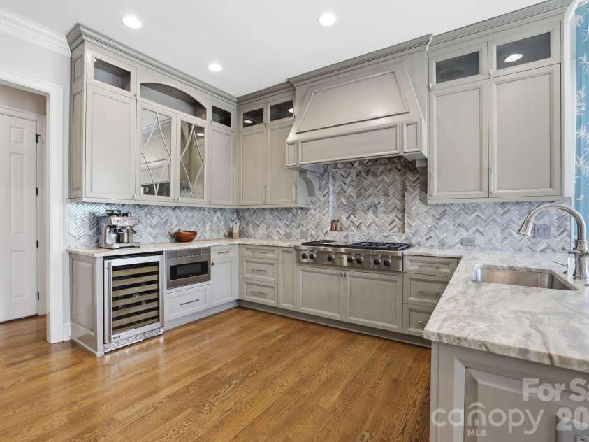 2021 Coniston Place, Charlotte, NC 28207.  MLS# CAR4386346, YatesRealty ID 30172. 