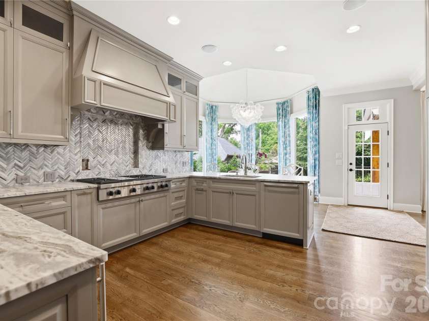 2021 Coniston Place, Charlotte, NC 28207.  MLS# CAR4386346, YatesRealty ID 30172. 