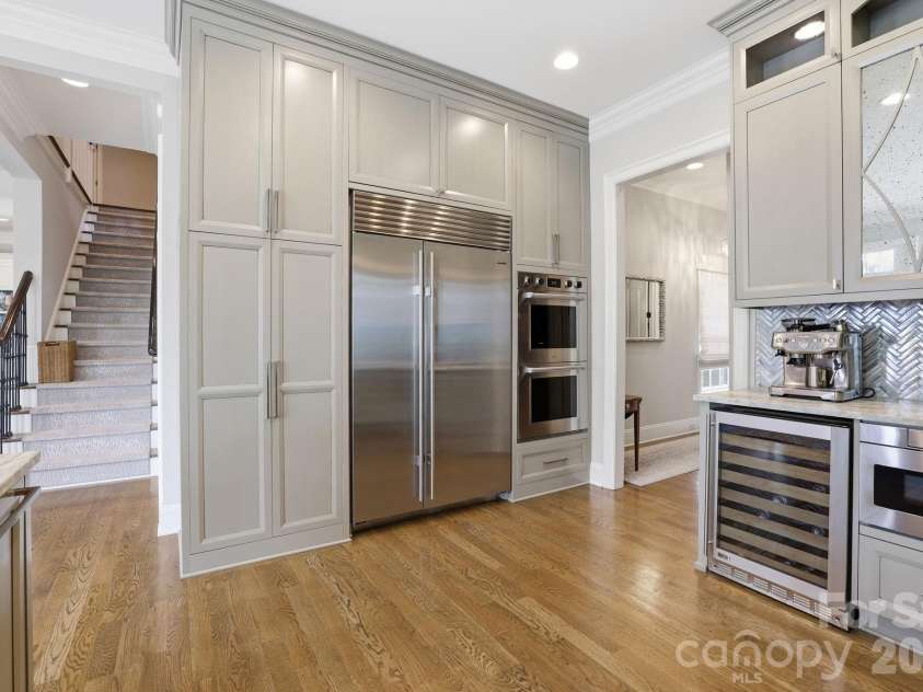 2021 Coniston Place, Charlotte, NC 28207.  MLS# CAR4386346, YatesRealty ID 30172. 