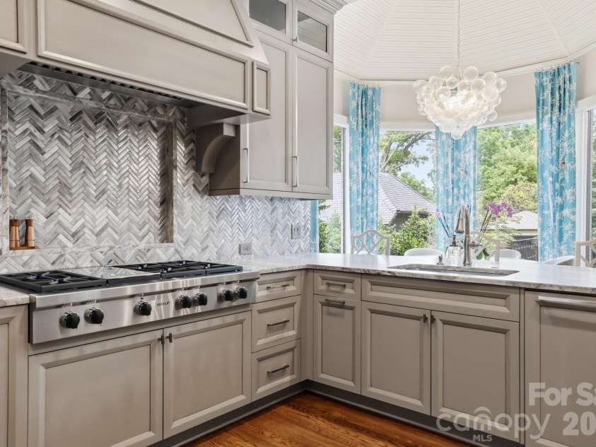 2021 Coniston Place, Charlotte, NC 28207.  MLS# CAR4386346, YatesRealty ID 30172. 