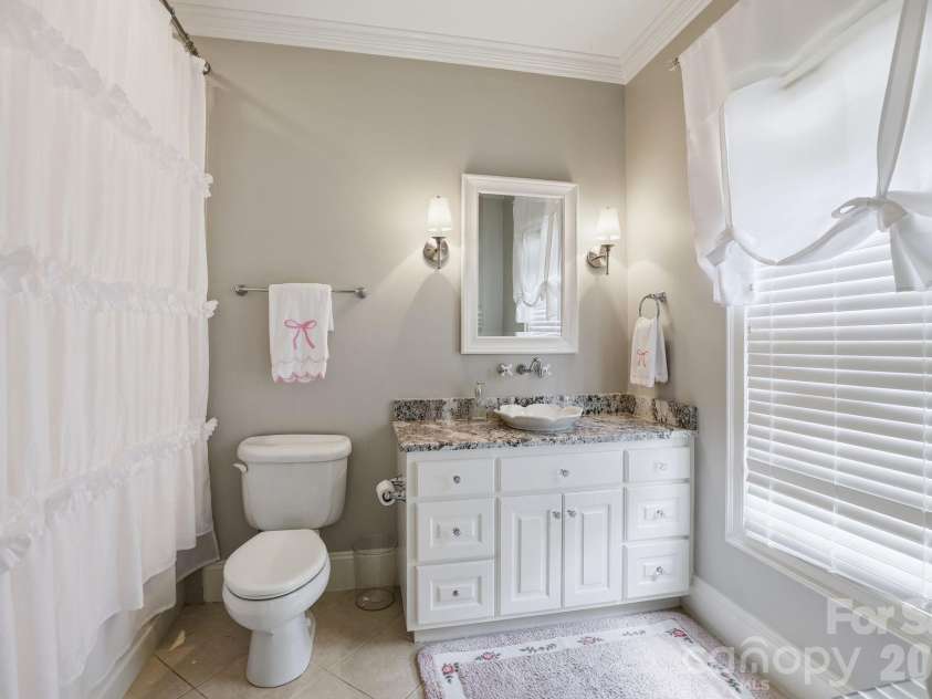 2021 Coniston Place, Charlotte, NC 28207.  MLS# CAR4386346, YatesRealty ID 30172. 