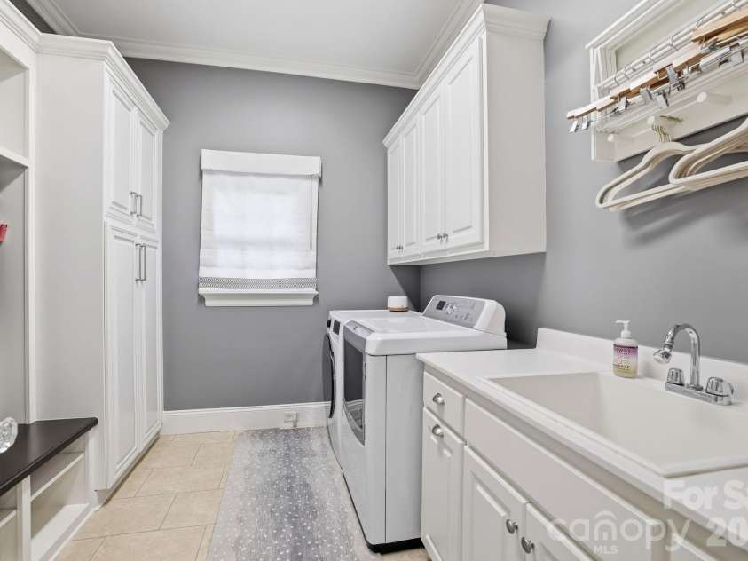 2021 Coniston Place, Charlotte, NC 28207.  MLS# CAR4386346, YatesRealty ID 30172. 