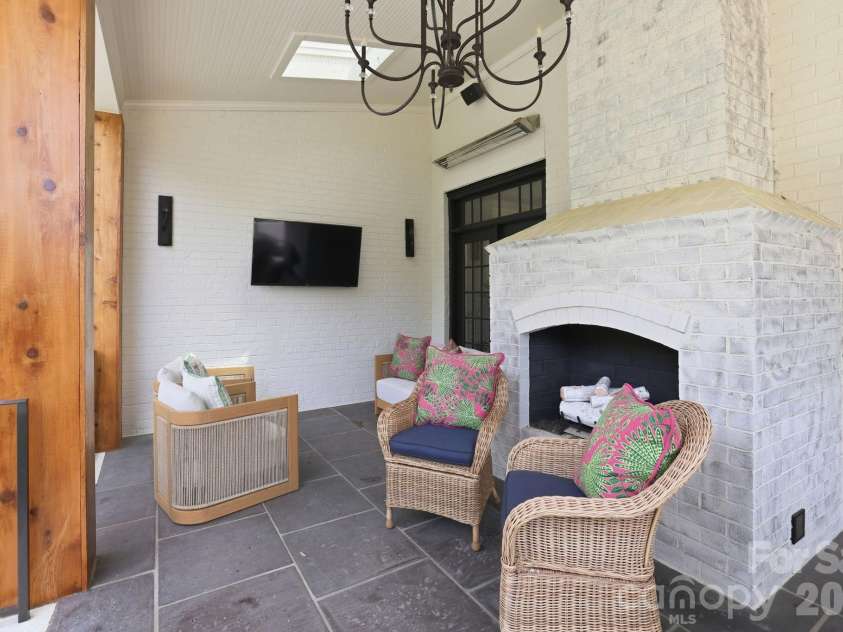 2021 Coniston Place, Charlotte, NC 28207.  MLS# CAR4386346, YatesRealty ID 30172. 
