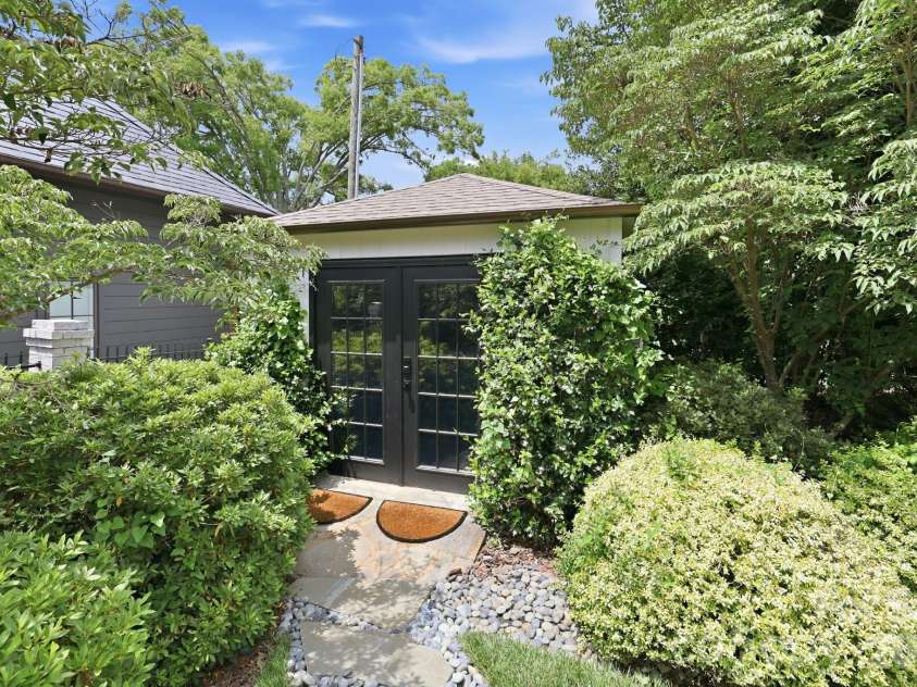 2021 Coniston Place, Charlotte, NC 28207.  MLS# CAR4386346, YatesRealty ID 30172. 