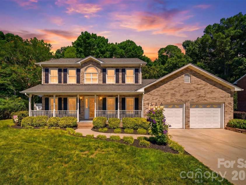 1948 Twin Ponds Drive, Hickory, NC 28602.  MLS# CAR4390379, YatesRealty ID 30175. 