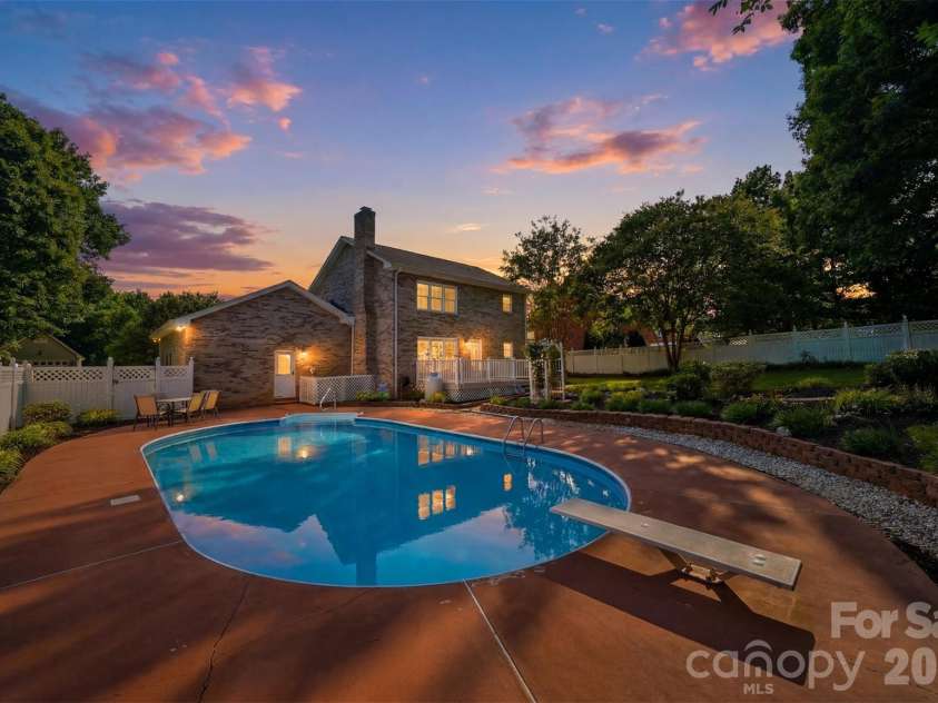 1948 Twin Ponds Drive, Hickory, NC 28602.  MLS# CAR4390379, YatesRealty ID 30175. 