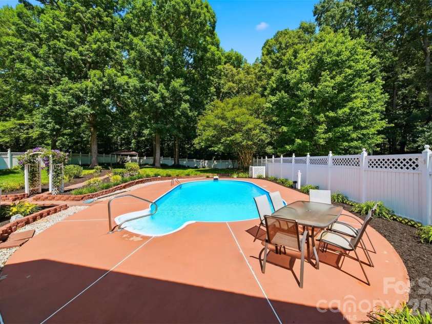 1948 Twin Ponds Drive, Hickory, NC 28602.  MLS# CAR4390379, YatesRealty ID 30175. 