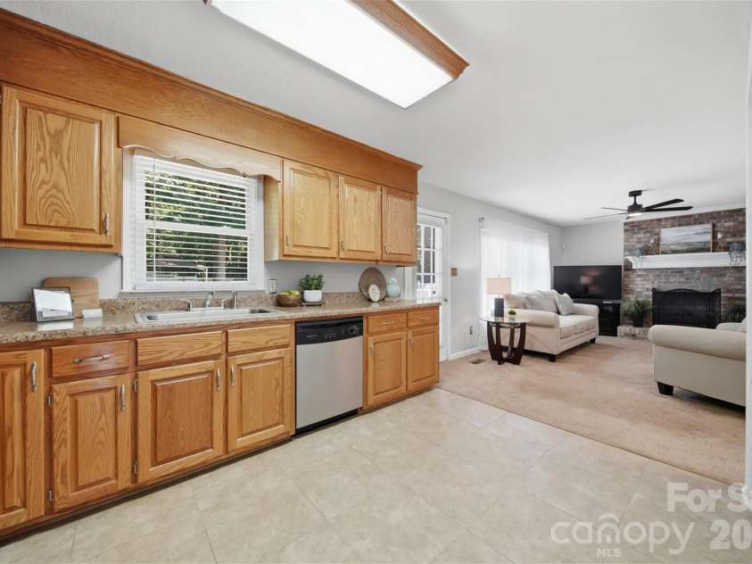 1948 Twin Ponds Drive, Hickory, NC 28602.  MLS# CAR4390379, YatesRealty ID 30175. 