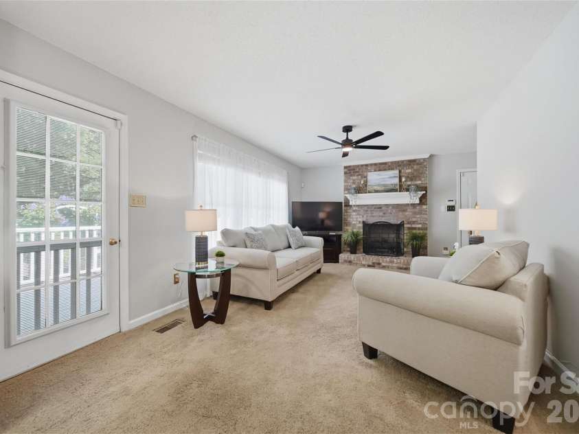 1948 Twin Ponds Drive, Hickory, NC 28602.  MLS# CAR4390379, YatesRealty ID 30175. 